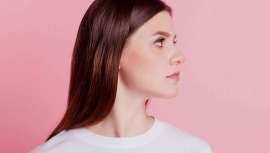 Este procedimiento rápido y no invasivo consigue resultados sorprendentes, afilando el rostro y la proyección mandibular mediante rellenos dérmicos