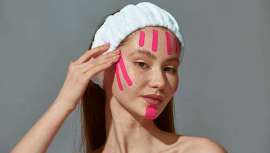 El Face Taping es un método de estiramiento facial low-cost que promete ser la alternativa a la medicina estética, pero la Dra. Candy Hernández nos habla de las consecuencias negativas de esta práctica que está en tendencia
