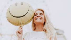 Este tipo de frases de refuerzo positivo, tan de moda en el mundo del bienestar y la salud mental, tienen sus pros, pero también sus contras. Desde Consulta Despertares nos desvelan las posibles consecuencias de su uso continuado 