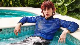 Es el color de cabello de moda. Inspirado en la rica y cálida tonalidad de la madera de caoba, sus matices rojizos y marrones le confieren una enorme versatilidad y adaptabilidad a a diferentes tonos de piel