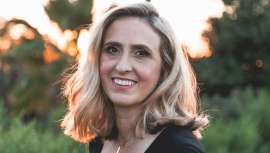 Ciertas áreas corporales revelan signos de envejecimiento difíciles de ocultar, incluso con avances en cosmética y medicina estética, representando un desafío para los expertos en rejuvenecimiento