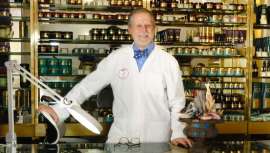 Jerónimo Ors, farmacéutico, especialista en salud y belleza de la piel y director de la firma de cosmética botánica Cosméticos Paquita Ors, nos habla de los ciclos y desequilibrios hormonales, así como la incidencia que producen en nuestra piel