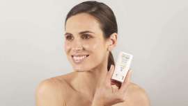 Velvet Touch Sun Stick SPF 50 de Bruno Vassari ofrece una solución práctica y eficaz para la protección solar diaria, con un diseño innovador que permite su aplicación sin manipulación directa