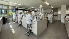 Ubicado a solo unos minutos de la principal área urbana de la capital francesa, el nuevo centro de innovación y experiencia del cliente alberga tanto un laboratorio de Investigación e Innovación como equipos de I+D y Atención al Cliente