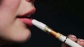 Se ha demostrado que el uso regular de los cigarrillos electrónicos modifica la flora bacteriana de la boca y propicia el desarrollo de periodontitis, una infección grave de las encías que daña el tejido blando y el hueso alrededor de los dientes