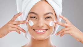 Funciona muy bien con todo tipo de pieles y, lo mejor de todo, si no lo has probado todavía, este verano es el mejor momento para hacerlo porque, como adelantan las cosmetólogas, protege de la radiación UV