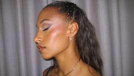 Su peinado, realizado por los estilistas de GHD, se caracteriza por sus suaves giros de muñeca que resultaron en ondas muy sutiles, complementado, además, en dos retorcidos en la zona frontal adornados con pedrería