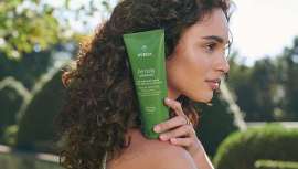 Aveda be curly advanced™ incluye siete productos diseñados para limpiar, acondicionar, preparar y peinar el cabello texturizado con regímenes de múltiples beneficios