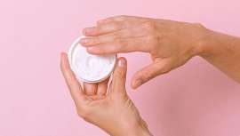 Una reciente actualización del reglamento REACH ha modificado las condiciones de uso de D4, D5 y D6 para disminuir su impacto ambiental. Estas nuevas restricciones se suman a las ya existentes para D4 y D5 en productos cosméticos de enjuague