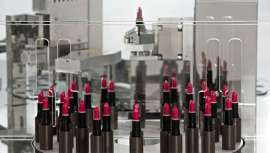 Este año, Marchesini Group Beauty presentó el innovador sistema a-eye lipstick de SEA Vision, combinado por primera vez con una máquina automática de moldeo de lápices labiales producida por la marca Cosmatic