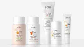 Desde un fluido matificante con SPF 50 hasta un bálsamo labial con efecto volumen, Babé ofrece una gama completa de protección solar para toda la familia