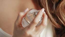 Nos encantan los perfumes pero, ¿sabías que tiene mucho que ver con las arrugas de tu cuello por su alto contenido en alcohol? Clínicas Barber desvela los mejores cosméticos alcohol free y tratamientos para que tu cuello no caiga en el olvido