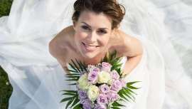 Según las Dras. Mar Mira y Sofía Ruiz del Cueto, es esencial empezar con los tratamientos al menos dos meses antes de la fecha señalada para lograr un rostro impecable