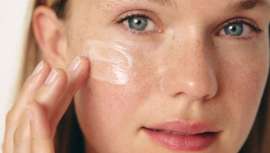 ¿Sabías que si aplicas antioxidantes antes de tu fotoprotector los mecanismos de defensa se multiplican? Nos lo cuenta la farmacéutica Cristina Batres de 123 Farmacia