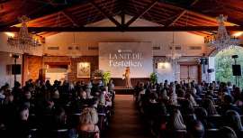 El 13 de junio, el Gremi dEstètica de Catalunya celebró la I Nit de lEstètica en el Mas de Sant Lleí, reuniendo a 250 profesionales y destinando fondos al proyecto Petits Valents del Hospital Sant Joan de Déu