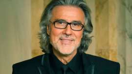 Dice que no recuerda haber tenido vacaciones en los últimos 30 años. Alberto Cerdán empezó a trabajar en la peluquería con 12 años; hoy en día dispone de salones en Madrid, Barcelona, Granada, Tenerife y Las Palmas