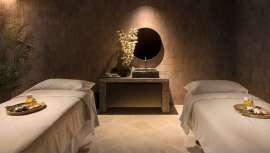 Desde su renovación, el hotel cuenta con un spa by  Clarins, diseñado y creado por Jaime Beriestain, para ofrecer un momento de desconexión total en el que dejarse cuidar y lograr una relajación completa a todo el que lo visita