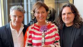 El peluquero navarro Mikel Luzea y Sergi Bancells fueron recibidos en la sede de los BAFTA para entregar el premio al Mejor Peluquero Internacional de Cine y Televisión del Año