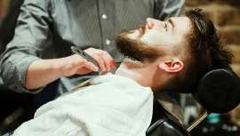 Se trata sin duda de la herramienta por excelencia de las barberías: la navaja. Te descubrimos algunas de sus características y muchos de sus secretos, ahora que la Barber Old School vuelve a hacerla suya y con fuerza