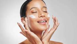 El ácido hialurónico actúa como un imán para la humedad, con una capacidad para retener hasta mil veces su peso en agua, lo que lo convierte en un ingrediente estrella en muchos productos para el cuidado de la piel