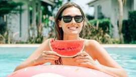 ¿Sabías que ciertos alimentos pueden actuar como un escudo natural contra los rayos UV? La nutricionista Salena Sainz nos ofrece un menú
fotoprotector que fortalece tu piel desde dentro y nos enseña a integrarlo en la dieta diaria