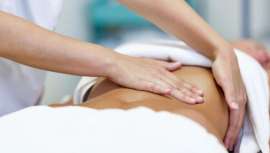 Conoce el masaje ancestral de Longevity Hub by Clinique La Prairie para reducir la inflamación abdominal ocasionada por esta hormona