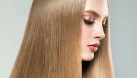 El cabello líquido es la última tendencia que está capturando la atención en el mundo de la belleza, caracterizándose por su brillo extremo y apariencia sedosa