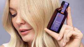 De los creadores del aceite para el cabello Nº1 en EE UU, llega este producto que combate la oxidación y los tonos anaranjados en el cabello rubio, con reflejos y canas