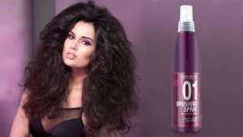 Formulado con proteínas de trigo y queratina natural, revitaliza la fibra capilar, aportando cuerpo y una definición perfecta al peinado