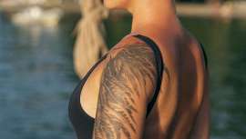 Los expertos del Máster en Cosmética y Dermofarmacia de CEMP señalan que la piel tatuada precisa de un cuidado mayor, especialmente durante el proceso de cicatrización y en situaciones donde la piel puede estar más expuesta a los daños del sol