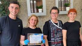 Estas peluquerías convierten el pelo que se convertiría en residuo en fertilizante orgánico a través de un proyecto de compostaje que se desarrolla en Arroyo de la Luz