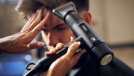 Gracias a su función Ionic, se reduce la descarga estática, evitando el encrespamiento y dando al cabello un brillo y una textura más sedosa y suave mientras se seca