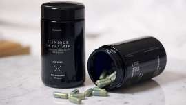 Holistic Health Age-Defy es una rutina de dos pasos para abordar la regeneración celular, la antiinflamación y la protección antioxidante