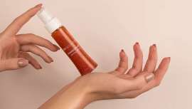 Esta lujosa bruma proporciona un resplandor luminoso y juvenil, con un fino brillo dorado que realza la piel para un acabado saludable