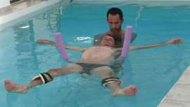 Se trata de un masaje japonés que se aplica en una piscina de agua templada. Entre sus beneficios destaca la mejora del equilibrio físico y mental tanto en personas adultas como en bebés y durante el embarazo