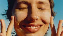 Las Dras. Mar Mira y Sofía Ruiz del Cueto cuentan cuáles son sus recomendaciones para que des con el que realmente te va a proteger y cuidar la piel y, también, cuál es la cantidad exacta que hay que aplicar en el rostro y por qué. Toma nota.