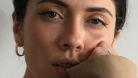 Ana Santamarina, experta en dermocosmética, señala que aunque las pieles secas y deshidratadas pueden parecer similares, con síntomas como sequedad y tirantez, sus causas son distintas y requieren tratamientos diferentes