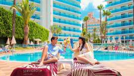 Hoteles Servigroup lanza una nueva imagen corporativa y logotipo, volviendo a sus orígenes. Esta renovación destaca su enfoque en la atención personalizada y la cercanía en el sector turístico