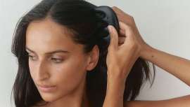 Diseñado para eliminar tensiones y activar los meridianos, The Scalp Gua Sha de Conscious Botanist estimula un crecimiento del cabello más fuerte y saludable. Transformando tu rutina capilar con cada masaje