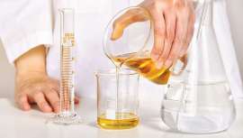 La Comisión Europea ha ampliado las restricciones sobre ciertos PFAS, sustancias químicas persistentes, para proteger la salud y el medio ambiente. La medida afecta a productos como textiles, cosméticos y envases de alimentos