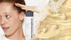 Los limpiadores son esenciales para eliminar impurezas sin dañar la piel. Oil to Foam Total Cleanser de Dermalogica es un eficaz desmaquillante y limpiador todo en uno