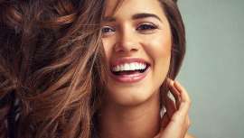 Descubre la rutina definitiva para reparar tu cabello tras las vacaciones. Con Kevin.Murphy, devuelve el brillo y la salud a tu melena dañada por el sol, el cloro y el agua de mar