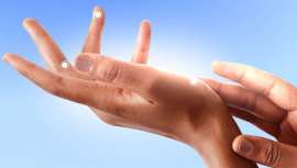 Haut.AI ha desarrollado HandAge, un modelo de inteligencia artificial que predice la edad a partir de imágenes de manos. Este enfoque promete ser una alternativa precisa y justa a los métodos tradicionales basados en fotografías faciales