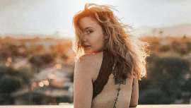 Para lograr un estilo natural y lleno de movimiento, Goldwell propone Defining Cream, que nutre y define, y Dry Texture Spray, ideal para aportar textura y volumen