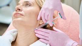 Blanching con hilos tensores es el protocolo más avanzado para el rejuvenecimiento global del cuello. El Dr. Carlos Gómez nos revela los detalles de su tratamiento preferido para combatir los signos del envejecimiento en esta delicada área