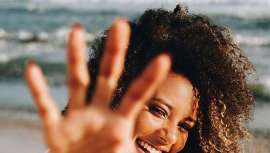 El cabello texturizado requiere cuidados específicos para realzar su belleza natural. Una rutina adecuada puede transformar su salud y apariencia