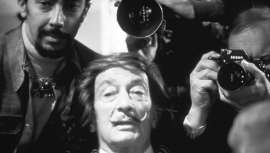 Esta exposición fotográfica dedica un espacio a profundizar en la amistad entre el artista y el peluquero 