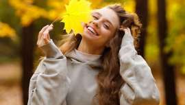 Tras el verano, tu melena puede haber sufrido más de lo que crees. La experta estilista Noelia Jiménez comparte 10 consejos clave para restaurar tu cabello y devolverle su vitalidad en otoño