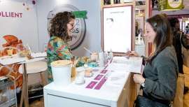 La edición 2024 de Cosmetic 360 presenta innovaciones en el sector de la belleza, desde ingredientes reciclados hasta soluciones de venta creativas. Con 350 expositores, la feria muestra el futuro de los cosméticos y el retail