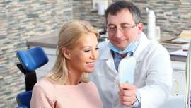 Las encías o la mucosa bucal pueden verse afectadas en este delicado periodo, lo que en ocasiones hace necesarios implantes bucales e incluso cirugía